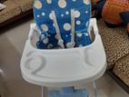 বাচ্চাদের ফিডিং চেয়ার।