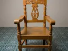 চমৎকার খোদাই নকশা করা মজবুত কাঠের আরামদায়ক চেয়ার।
