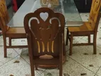 ডাইনিং টেবিল তার সাথে চারটি চেয়ার