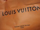 এই ব্যাগটি Louis Vuitton ব্রান্ডের