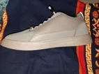 একদম নতুন স্নিকারস জুতা