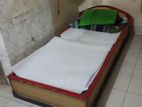 একজন থাকার জন্য একটি খাট ডয়ার সহ