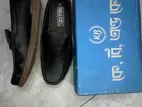একজোড়া নতুন জুতা বিক্রি করা হবে