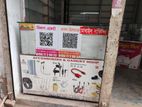 একটা কাউন্টার টেবিল, গ্লাসের সুকেস