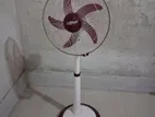 একটি বড় চার্জিং স্ট্যান্ড ফ্যান