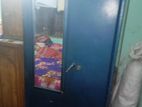 একটি বড় সাইজের স্টিলের আলমারি বিক্রি করা হবে