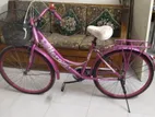 একটি গোলাপি রঙের ব্যবহারকৃত সাইকেল বিক্রি করা হবে