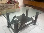 একটি কাঁচের সেন্টার টেবিল