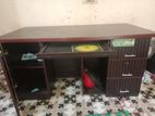 একটি কম্পিউটার টেবিল।
