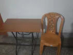 একটি পড়ার টেবিল ও চেয়ার বিক্রি করা হবে।