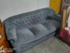 একটি তিন সিট আর এক সিটের সোফা বিক্রি করতে চাই