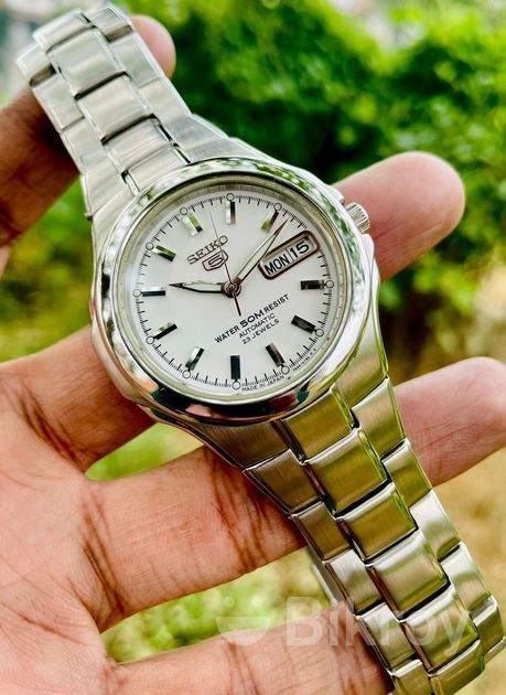 Exclusive SEIKO 5 Posh White Sporty 23 Jewels Automatic Watch for Sale in Malibag Bikroy