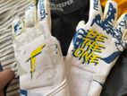 Goalkeeping gloves