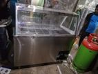 Ice cream parlor/Ice display machine