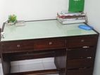 কাঠের পড়ার টেবিল