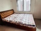 কিং সাইজ বেড (72” X 78”) সাথে ডাবল ফোম ম্যাট্রেস।