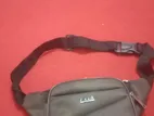 কোমরের সাথে বেঁধে রাখার ব্যাগ।