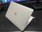 MacBook Pro 2017 i7 -16gb 500gb SSD