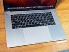 MacBook pro i7 256 16 touch bar 15.4
