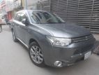 Mitsubishi Outlander . 2013