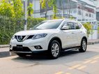 Nissan X-Trail in white pearl 2014