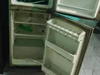 পুরাতন ছোট ফ্রিজ