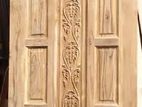 সারি কাঠের দরজা করা হয়