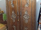 সেগুন কাঠের একটি লেকার করা আলমারি
