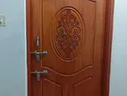 শুকানো মেহেগুনী কাঠের দরজা