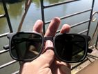 স্টাইলিশ কালো ফ্রেমের সানগ্লাস