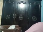 তিন পাল্লার আলমারি