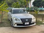 Toyota Crown hybrid 2014