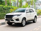 Toyota Fortuner in white pearl 2009