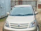 Toyota ist goldan silver 2004