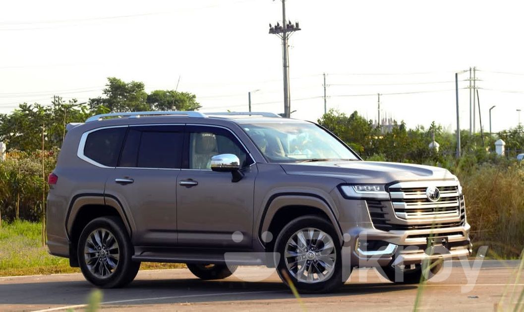 Toyota Land Cruiser Zx Lc300 Twin Turbo 2022 for Sale in Gulshan | Bikroy