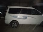 Toyota Noah . 2001