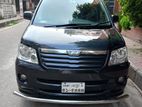 Toyota Noah . 2002