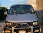 Toyota Noah . 2005