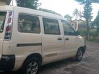 Toyota Noah . 2005