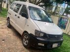 Toyota Noah . 2005