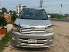 Toyota Noah . 2002