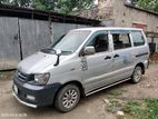 Toyota Noah . 2004