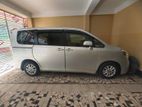 Toyota Noah . 2009