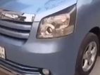 Toyota Noah . 2009