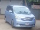 Toyota Noah . 2010