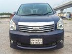 Toyota Noah . 2010