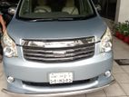 Toyota Noah . 2010