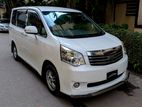 Toyota Noah . 2010