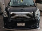 Toyota Noah . 2010