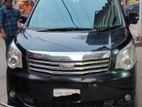 Toyota Noah . 2010